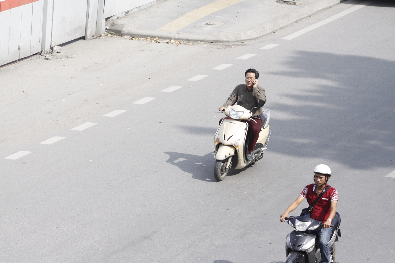 Hiên ngang nói chuyện điện thoại giữa lúc đang lái xe trên đường.