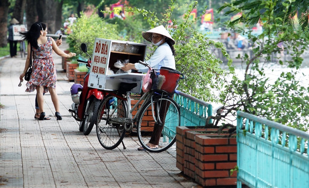 Không biết đã qua bao năm tháng, Hà Nội đong đầy những ký ức, những bức tường mang màu loang lổ của hoài niệm. 