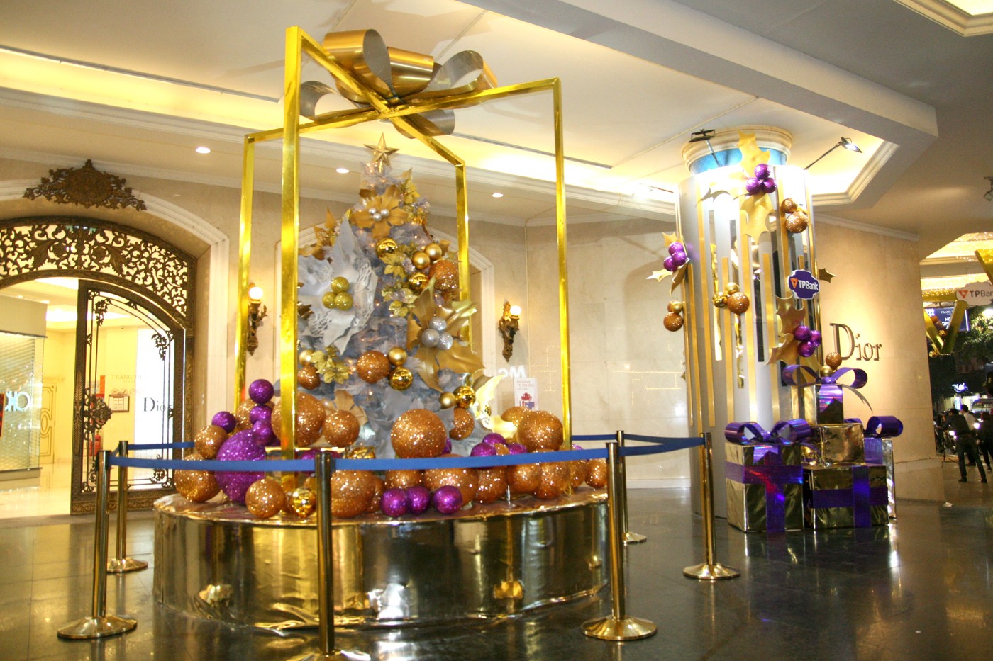 Bên trong Tràng Tiền Plaza.
