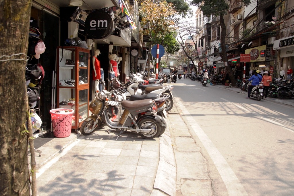 Phố Hàng Cá không có chỗ cho người đi bộ.