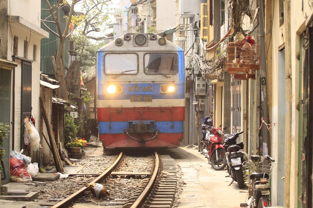 Tai nạn giao thông đường sắt những năm trở lại đây gia tăng nghiêm trọng và xảy ra nhiều nhất tại khu vực các đường ngang. Trong khi đó, tại Hà Nội, tình trạng vi phạm hành lang an toàn giao thông đường sắt đã trở thành 