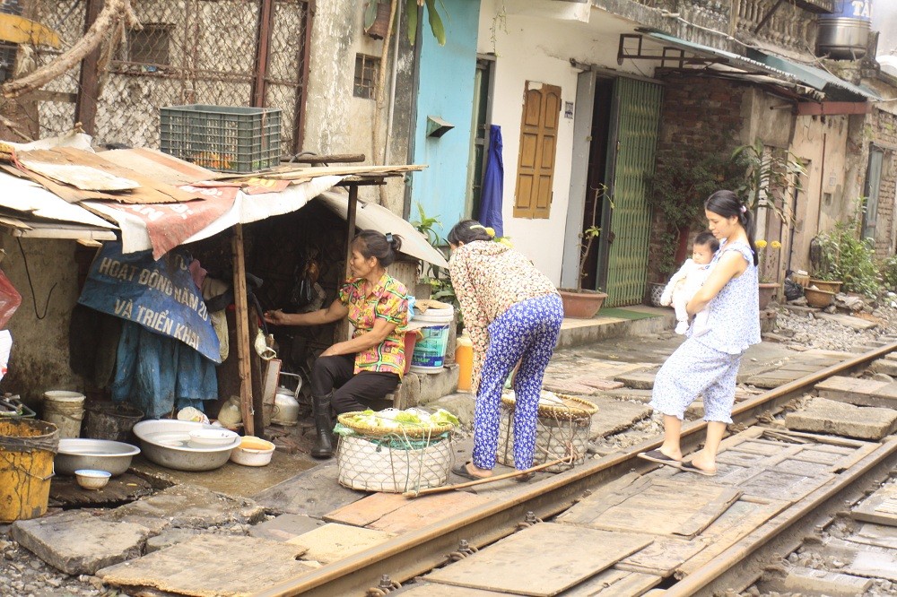 Cuộc sống và sinh hoạt hàng ngày của nhiều hộ dân “xóm đường tàu” diễn ra ngay cạnh đường ray.