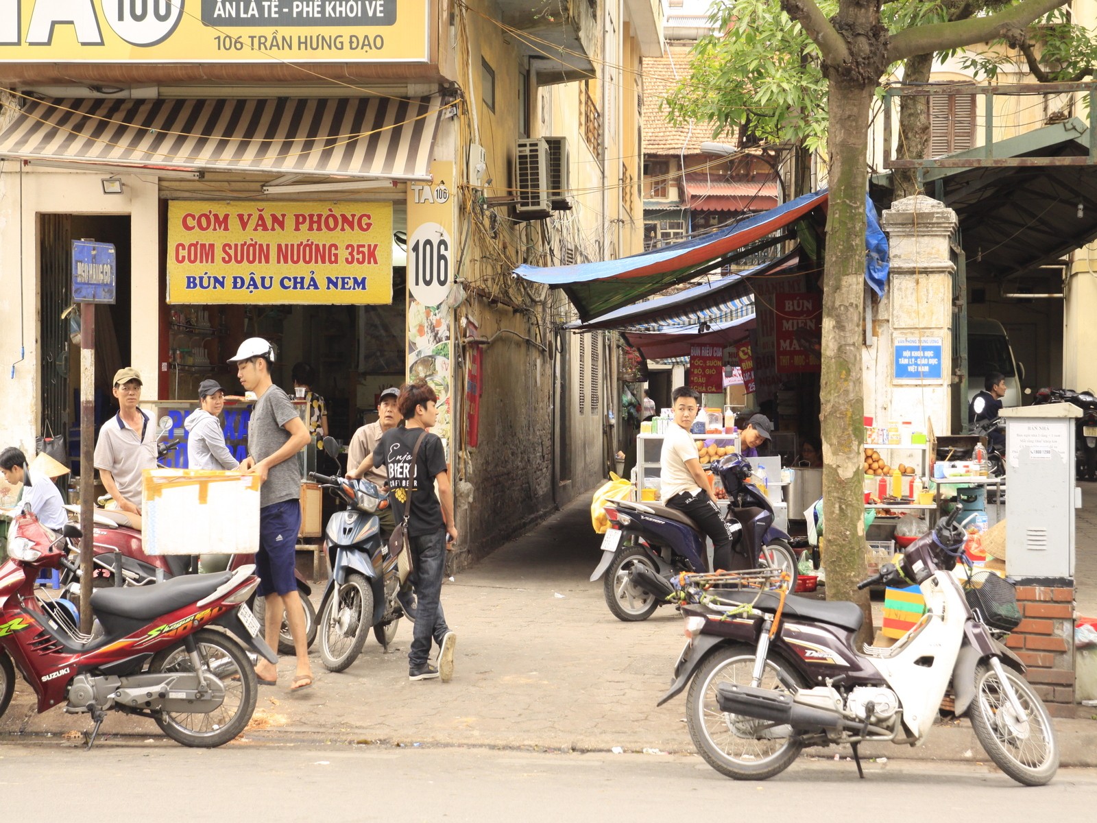 Ngõ 106 Trần Hưng Đạo có hàng quán chắn ngay lối vào.