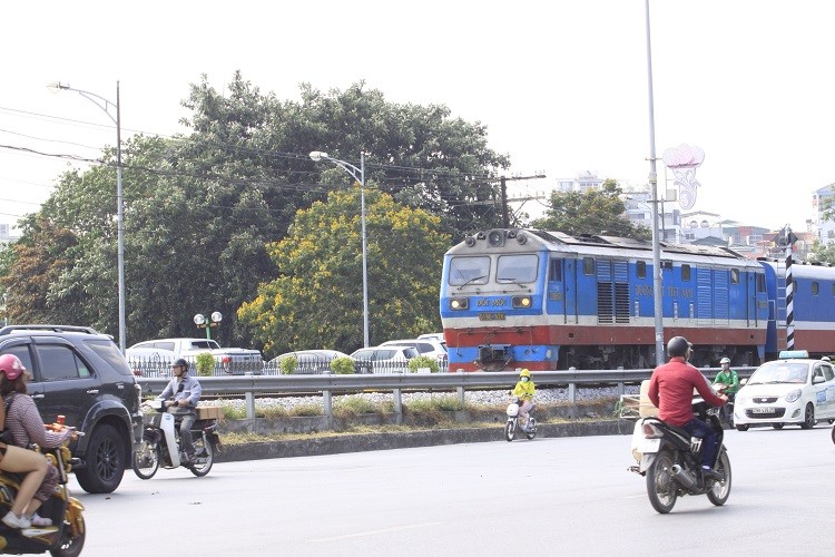 Hằng ngày, có nhiều chuyến tàu chạy qua các khu vực gần khu dân cư.