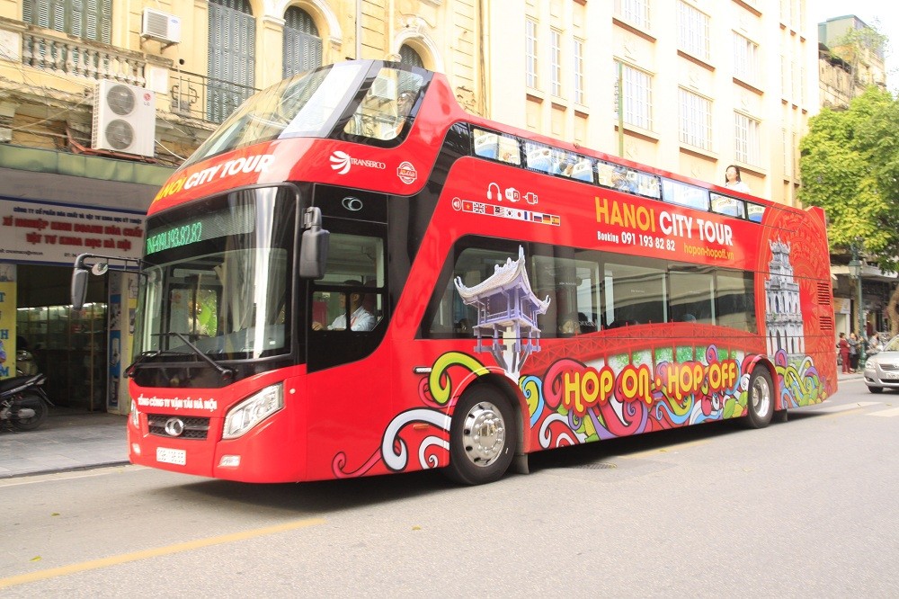 Hanoi City tour Hop on - Hop off là loại hình du lịch linh hoạt và tiện lợi, kết hợp giữa vận chuyển và tham quan các danh thắng nổi bật của Thủ đô Hà Nội bằng xe buýt hai tầng mở mui. 