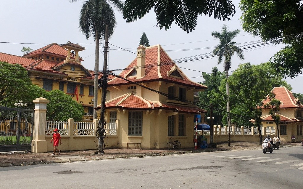 Phân viện Pasteur Hà Nội ((Institut Pasteur de Hanoi)	), nay là Viện Vệ sinh - Dịch tễ Việt Nam, công trình được xây dựng năm 1930, được thiếu kế bởi KTS Gaston Roger. Theo KTS Trần Quốc Bảo, Viện Pasteur là một công trình lớn thời Pháp thuộc, được thiết kế đáp ứng đầy đủ công năng nghiên cứu khoa học hiện đại kiểu phương Tây nhưng được bọc trong lớp vỏ kiến trúc phương Đông, rất phù hợp với khí hậu và cảnh quan đặc trưng địa phương, ngày nay đã trở thành một di sản, một công trình kiến trúc nhiệt đới hoá điển hình ở Hà Nội.

