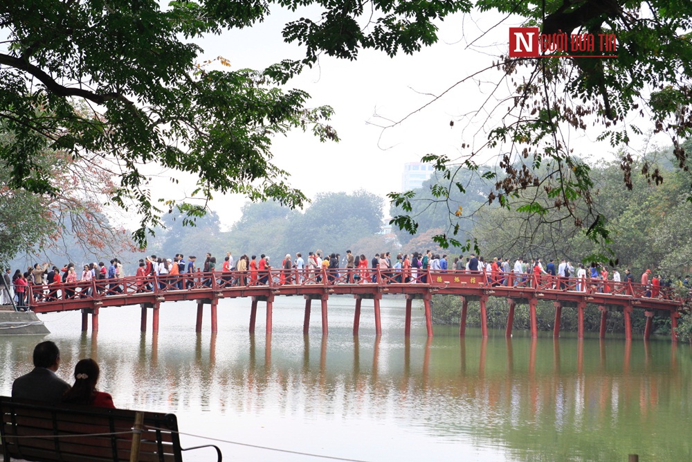 Tin nhanh - Chùm ảnh: Đền Ngọc Sơn, chùa Trấn Quốc... tấp nập người dân đi lễ đầu năm