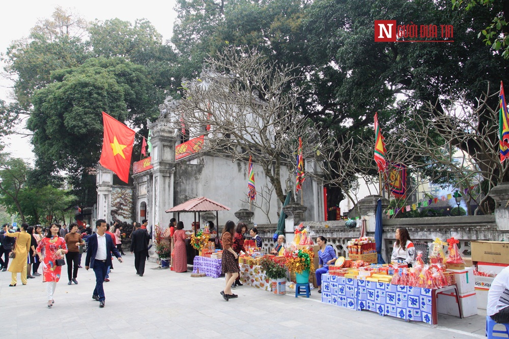 Tin nhanh - Chùm ảnh: Đền Ngọc Sơn, chùa Trấn Quốc... tấp nập người dân đi lễ đầu năm (Hình 8).