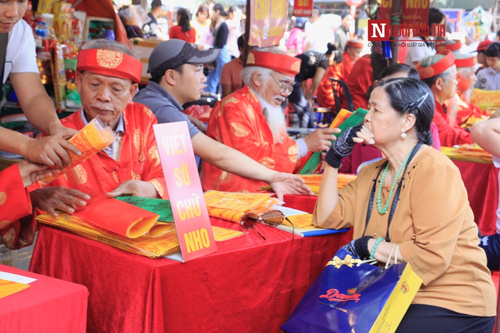 Tin nhanh - Dòng người chen chân dâng sớ giải hạn ở phủ Tây Hồ đầu năm (Hình 3).