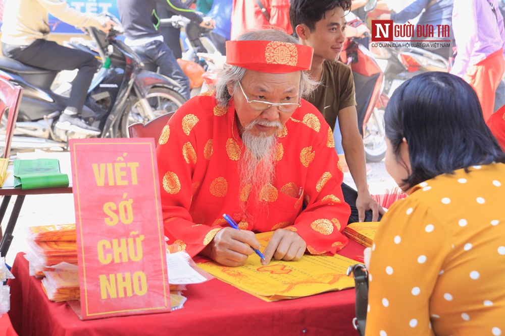 Tin nhanh - Dòng người chen chân dâng sớ giải hạn ở phủ Tây Hồ đầu năm (Hình 8).