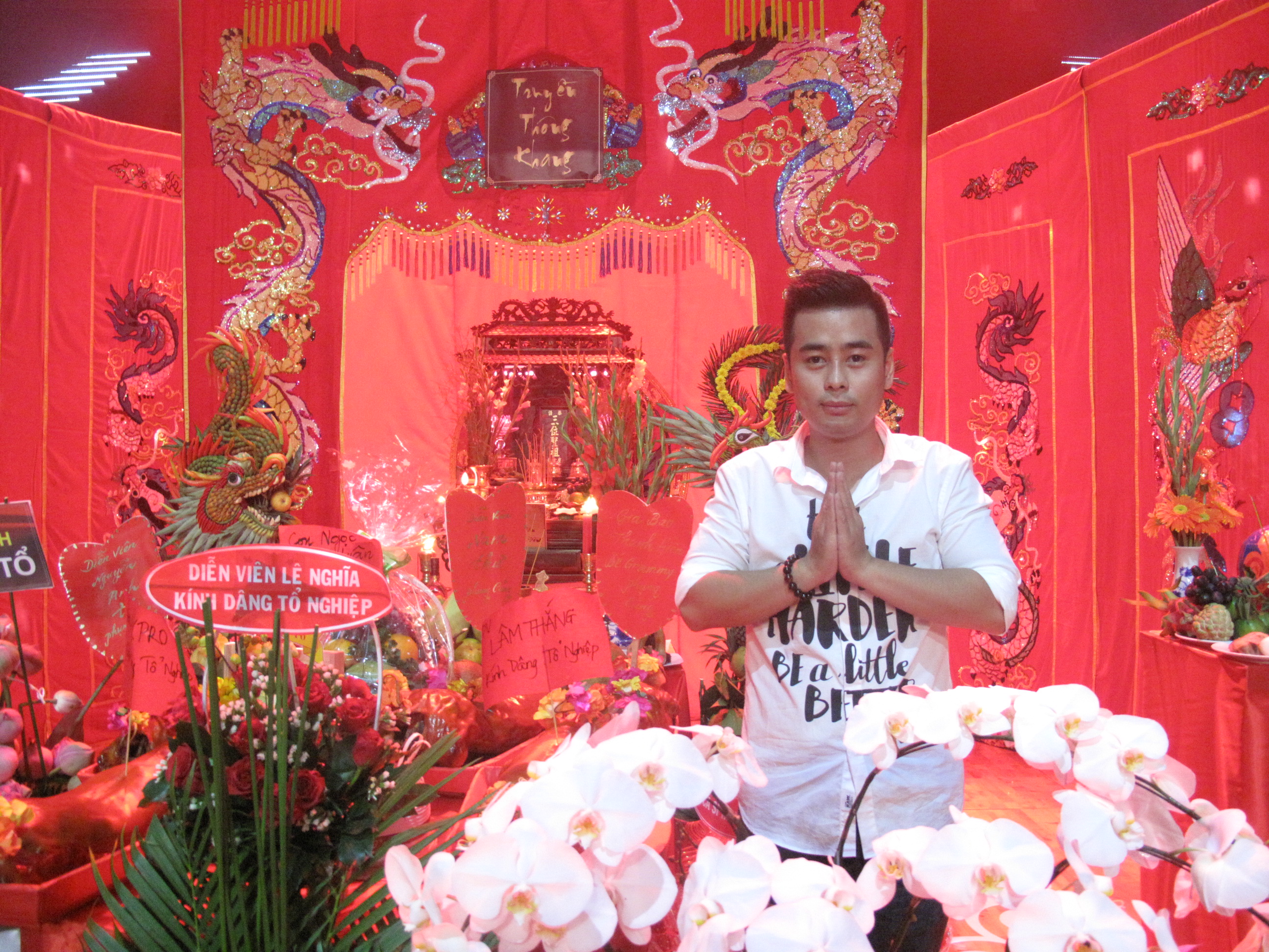 Giải trí - NSƯT Vũ Thành Vinh cúng giỗ Tổ sân khấu sau bệnh nặng (Hình 2).