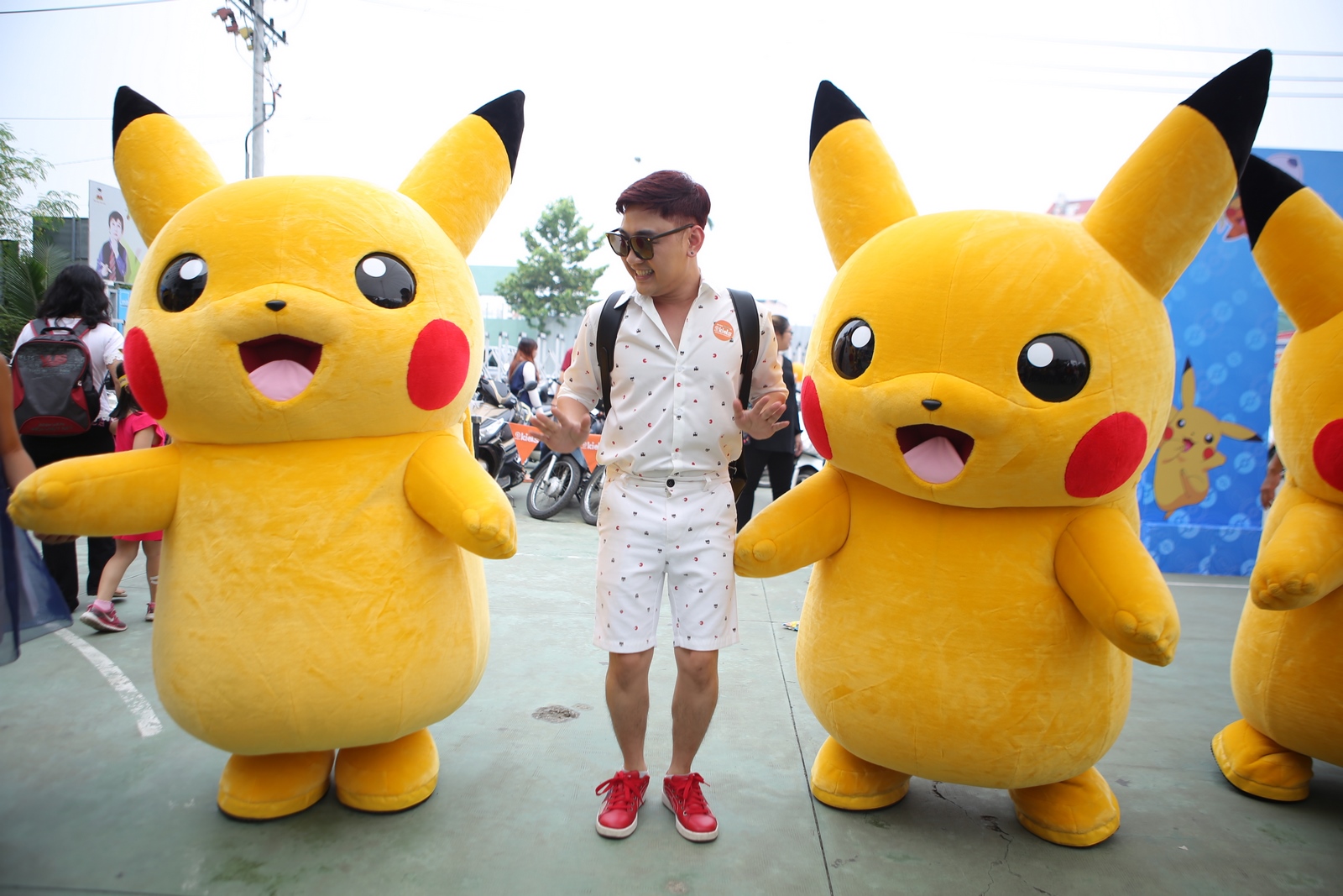 Văn hoá - Thích thú với dàn búp bê Pikachu nhảy múa dễ thương (Hình 2).