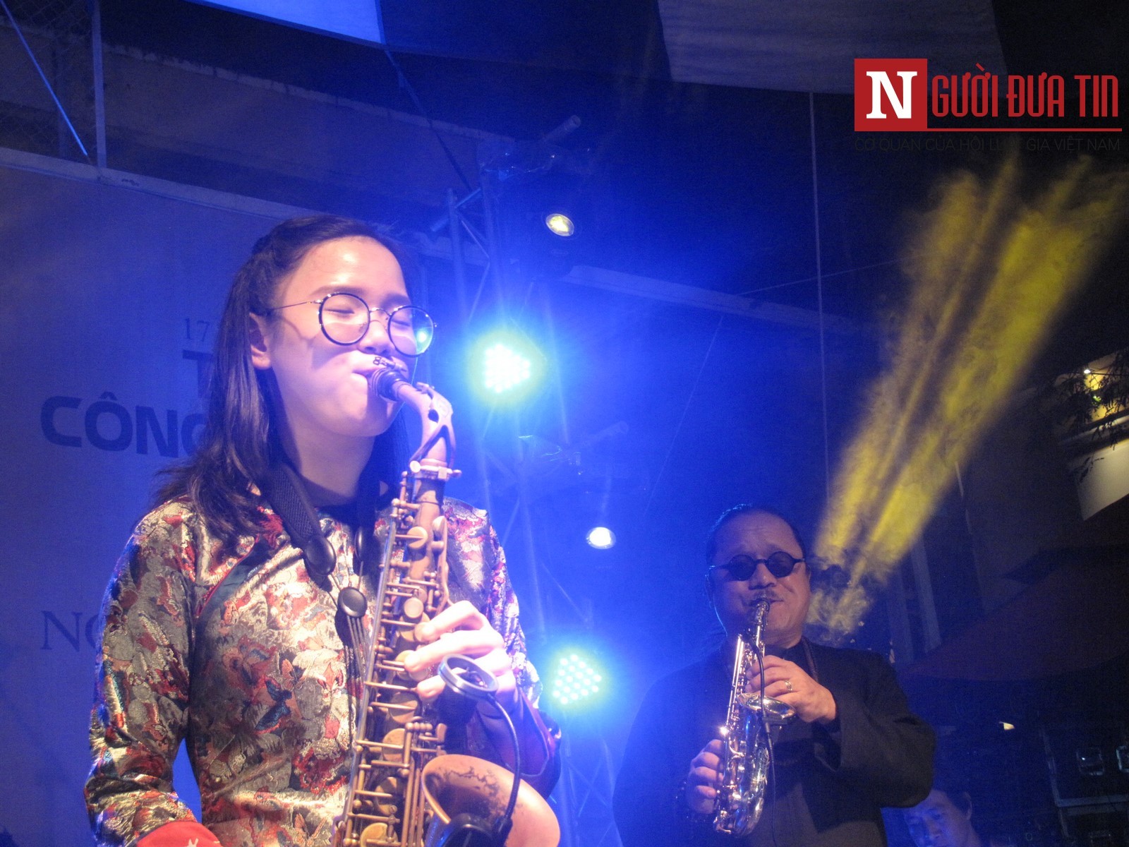 Cha con nghệ sĩ saxophone Trần Mạnh Tuấn mang đến giai điệu Mưa hồng.