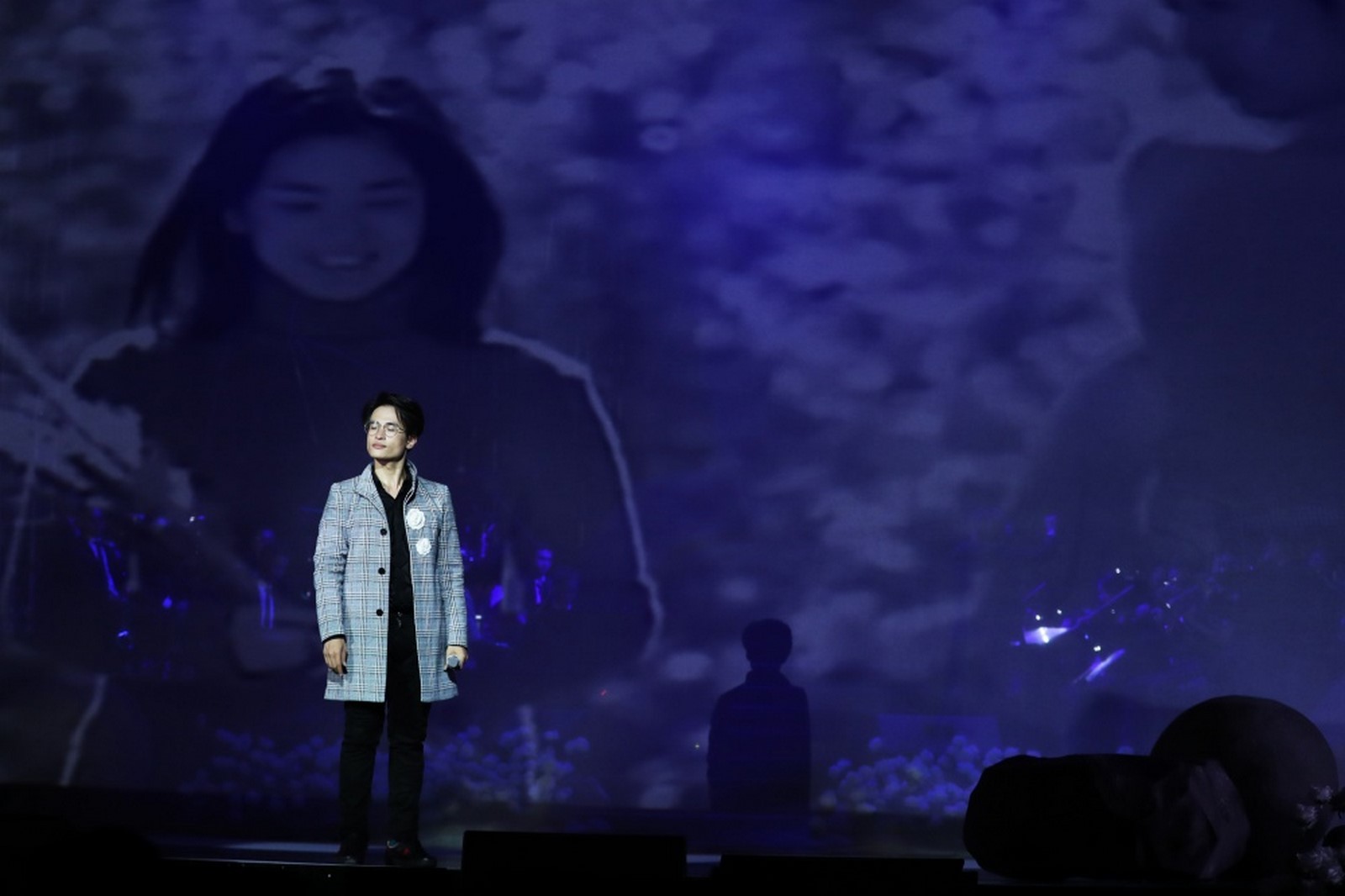 Nam ca sĩ thổ lộ tình cảm với Song Hye Kyo và hát những ca khúc nhạc phim truyền hình Hàn Quốc nổi tiếng.