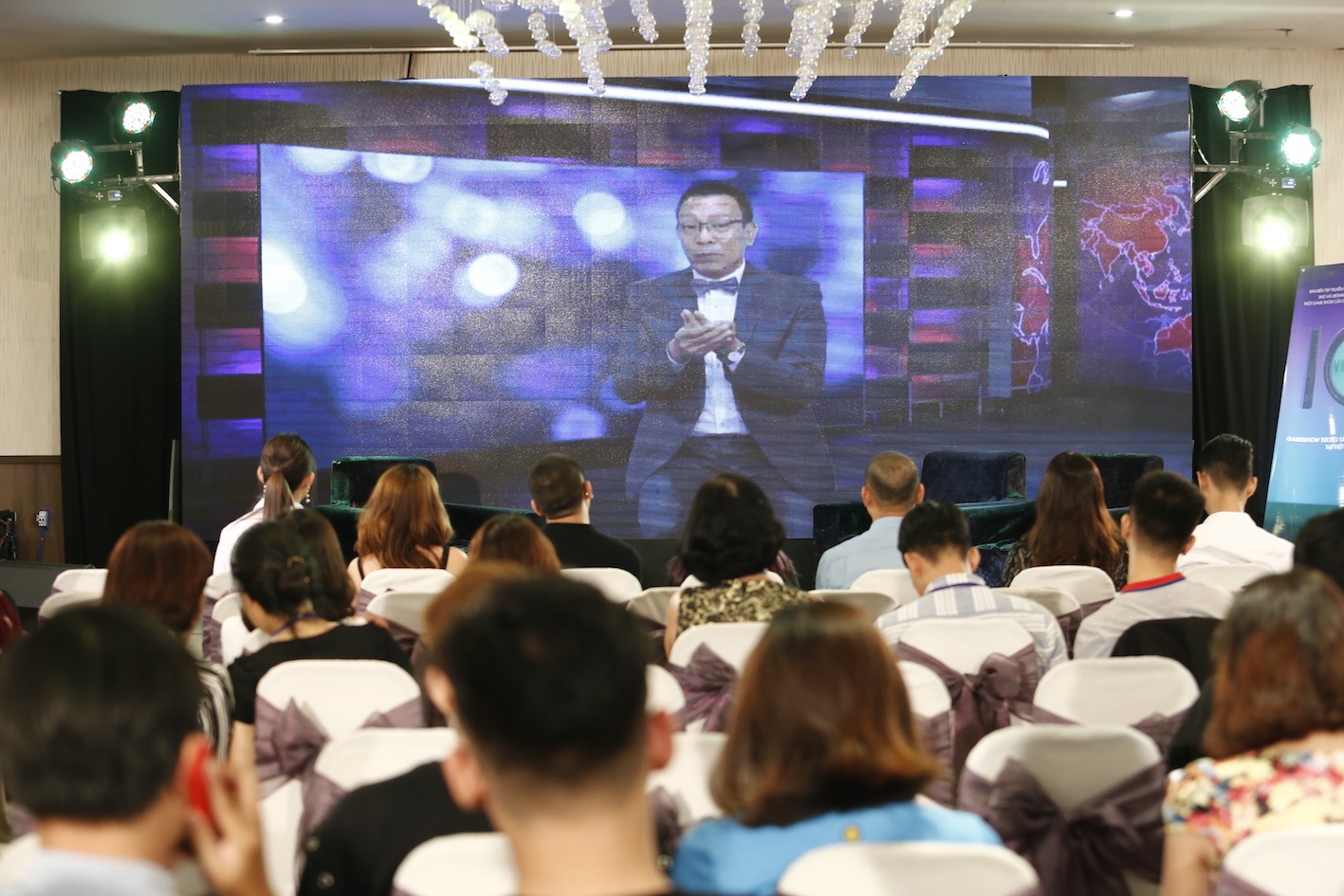 MC Lại Văn Sâm tiếp tục 'ham chơi' với gameshow trực tuyến (Hình 2).