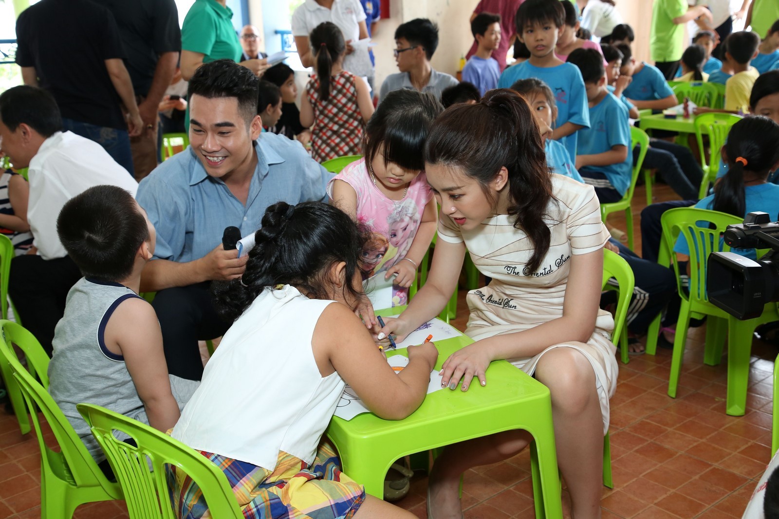 HH Đỗ Mỹ Linh tất bật đi thiện nguyện trước áp lực làm giám khảo (Hình 2).