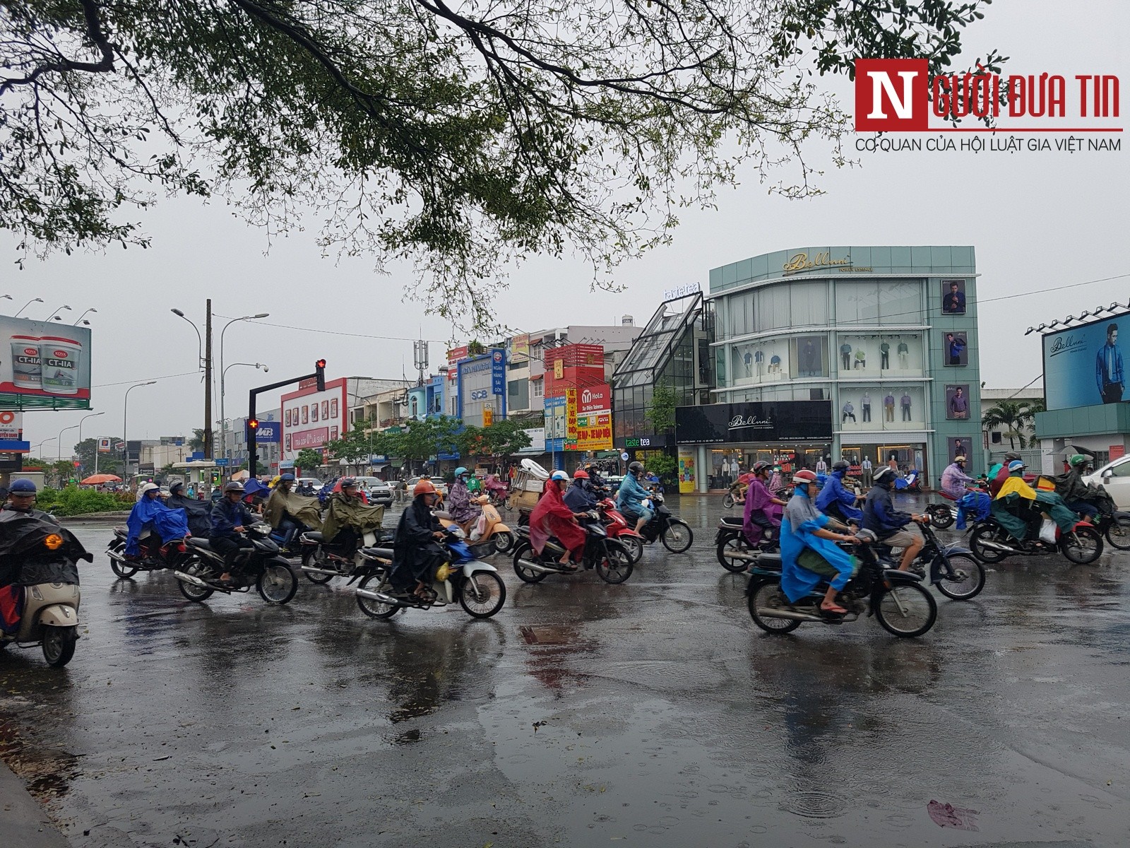 Tin nhanh - TP.HCM: Đêm nay và sáng mai sẽ tiếp tục có mưa lớn, có thể xảy ra lốc xoáy