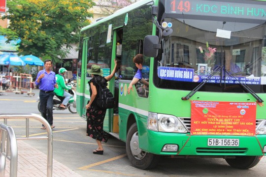 Tiêu dùng & Dư luận - Trợ giá xe buýt TP.HCM: Dân vẫn than trời, 'thay áo' cho vé để làm gì? (Hình 2).