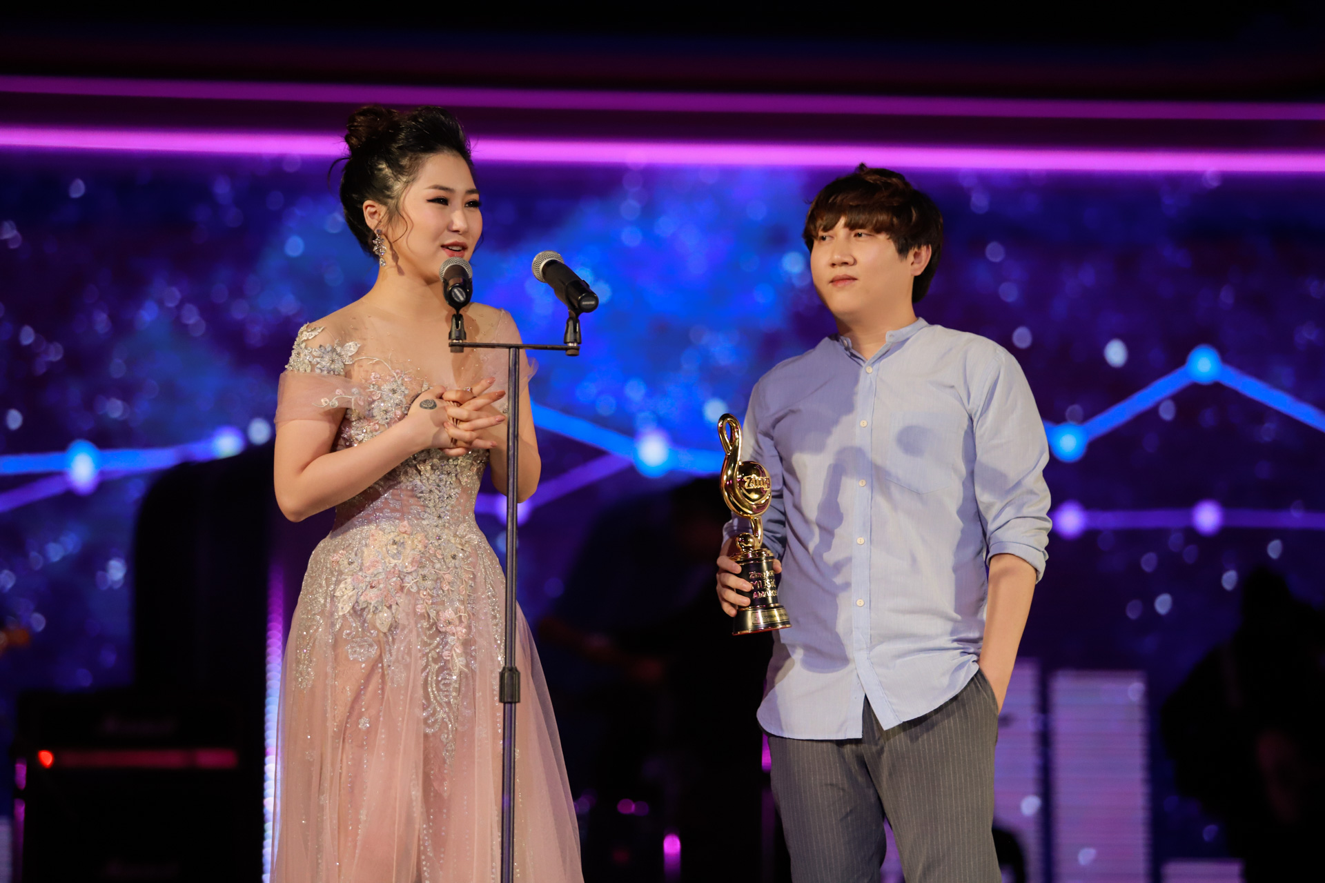 Sự kiện - Zing Music Awards 2018: Sơn Tùng 'bội thu', Hương Tràm chiến thắng hạng mục Nghệ sĩ của năm