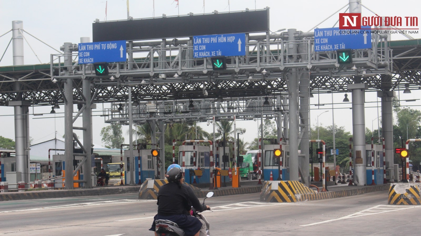 Hệ thống đèn báo, biển báo điện tử đã được chủ đầu tư khởi động trở lại. (Ảnh: Hà Nhân).