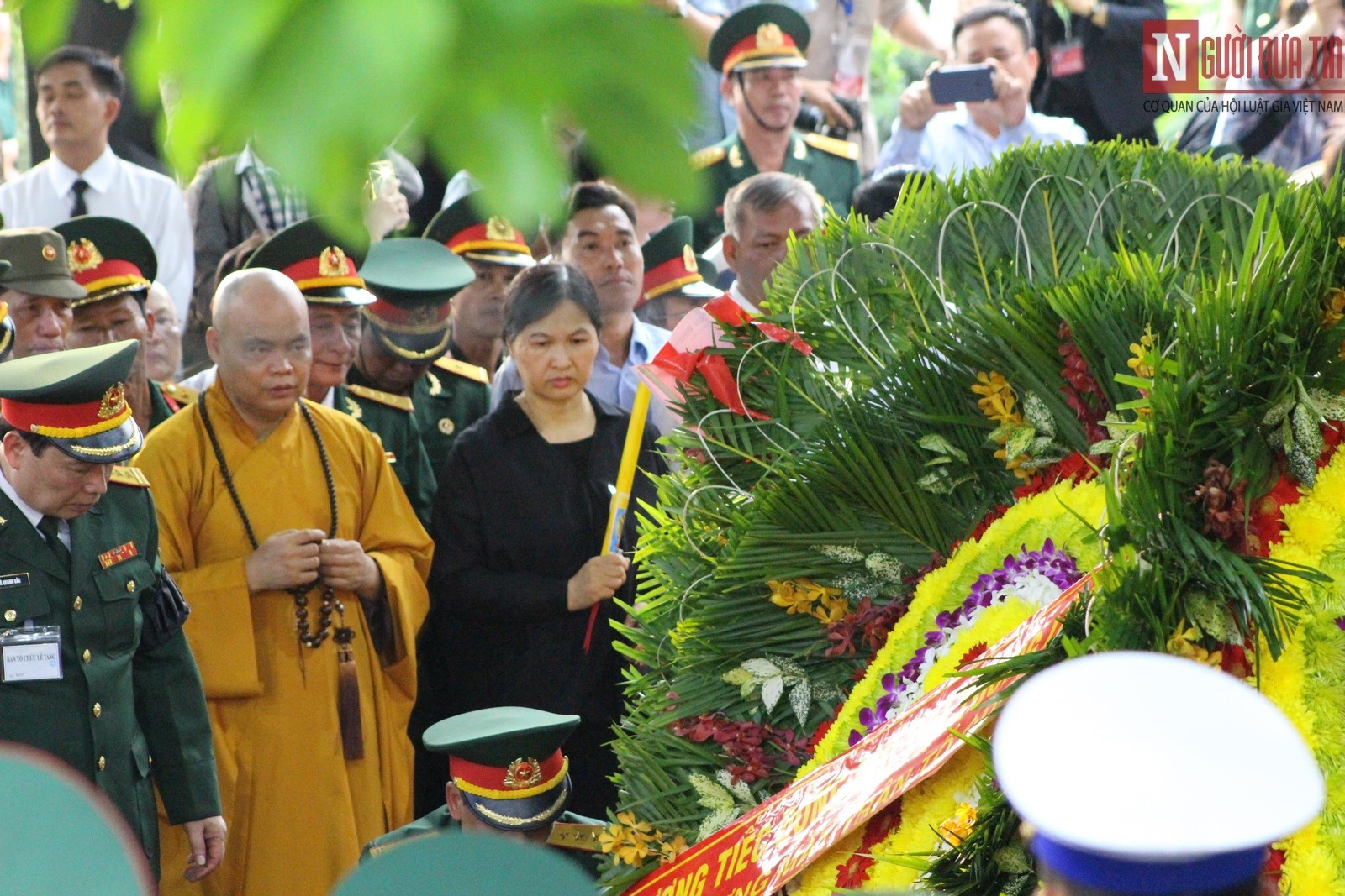 Vòng hoa tươi thắm dâng lên Đại tướng.