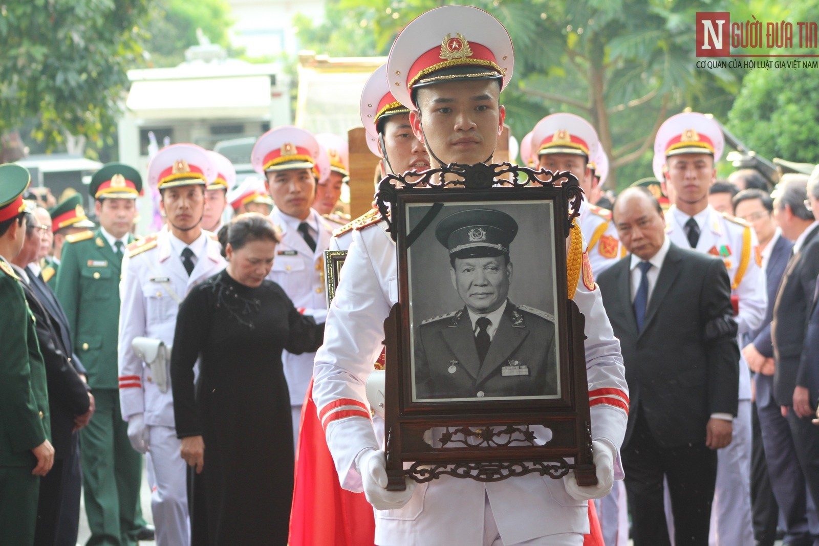 Thủ tướng Nguyễn Xuân Phúc, Chủ tịch Quốc hội Nguyễn Thị Kim Ngân đứng đầu linh cữu, cùng đoàn tiêu binh đưa nguyên Chủ tịch nước Lê Đức Anh vào nơi an táng. 