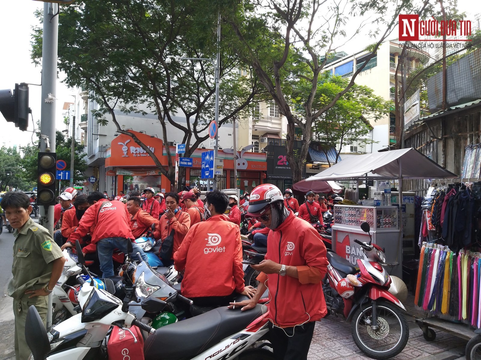 Tiêu dùng & Dư luận - Hàng trăm tài xế tụ tập đình công, Go-Viet vẫn né tránh làm việc với chính quyền