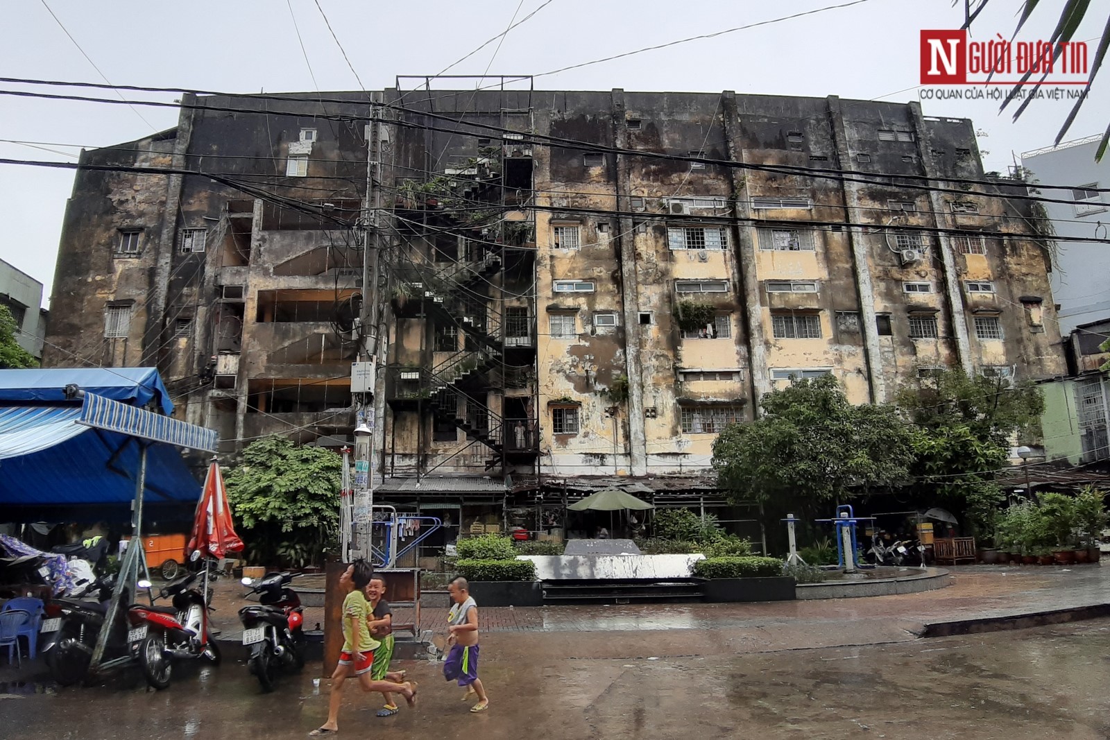 Bất động sản - 'Sống trong sợ hãi' nơi chung cư chờ sập của hơn 100 hộ dân nghèo TP.HCM