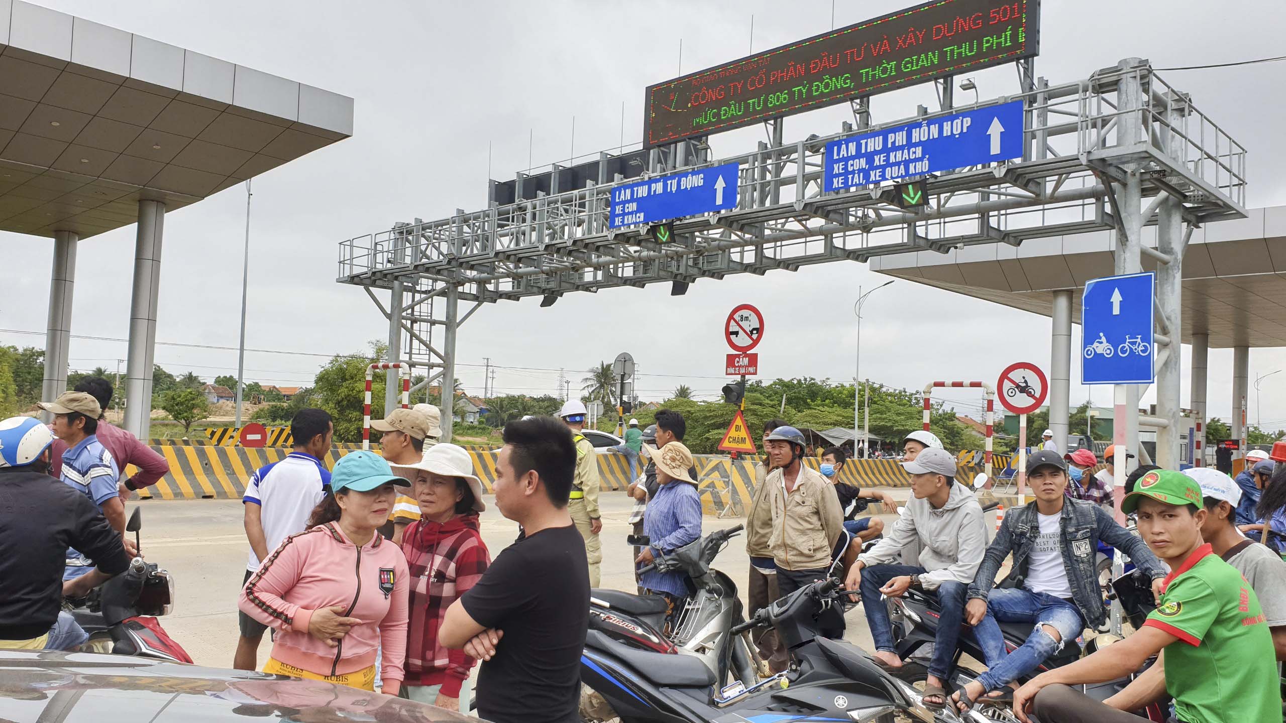 Tin nhanh - Khánh Hòa: BOT Ninh Xuân tiếp tục bị người dân bao vây phản đối thu phí