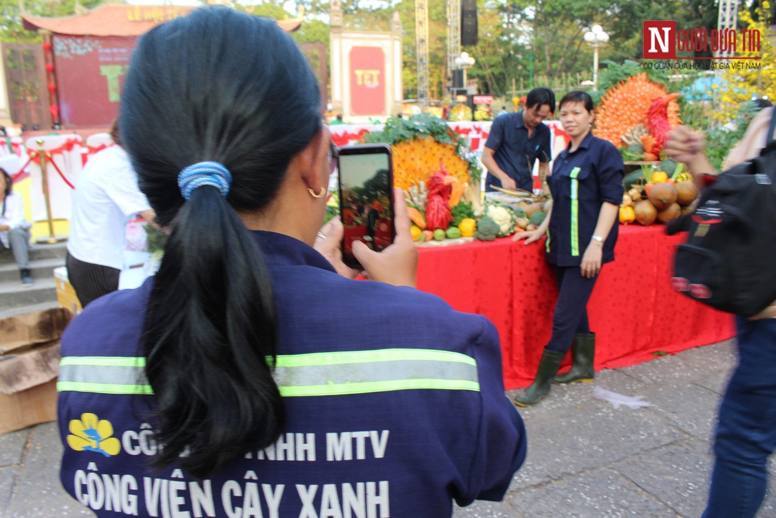 Các nữ công nhân tranh thủ chơi Tết.