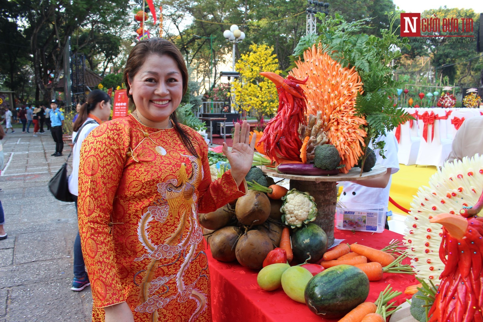 Chuyên gia ẩm thực Phan Tôn Tịnh Hải biểu diễn làm mâm quả chưng độc đáo.