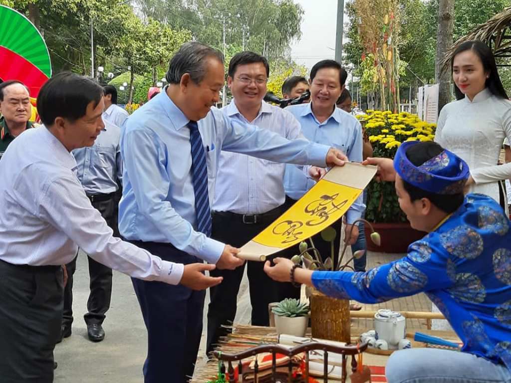 Văn hoá - Độc đáo tranh thư pháp trên lá sen khô của thầy giáo trẻ miền Tây (Hình 2).