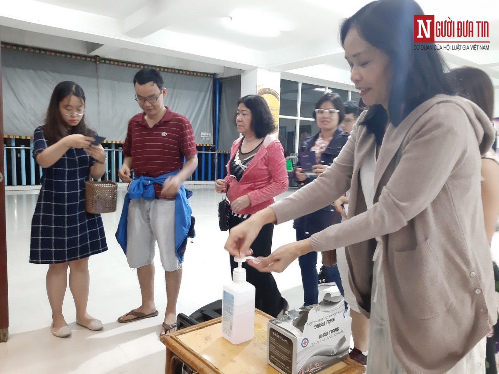 Tin nhanh - Lo ngại virus Corona, sân khấu kịch ở TP.HCM phát khẩu trang miễn phí cho khán giả