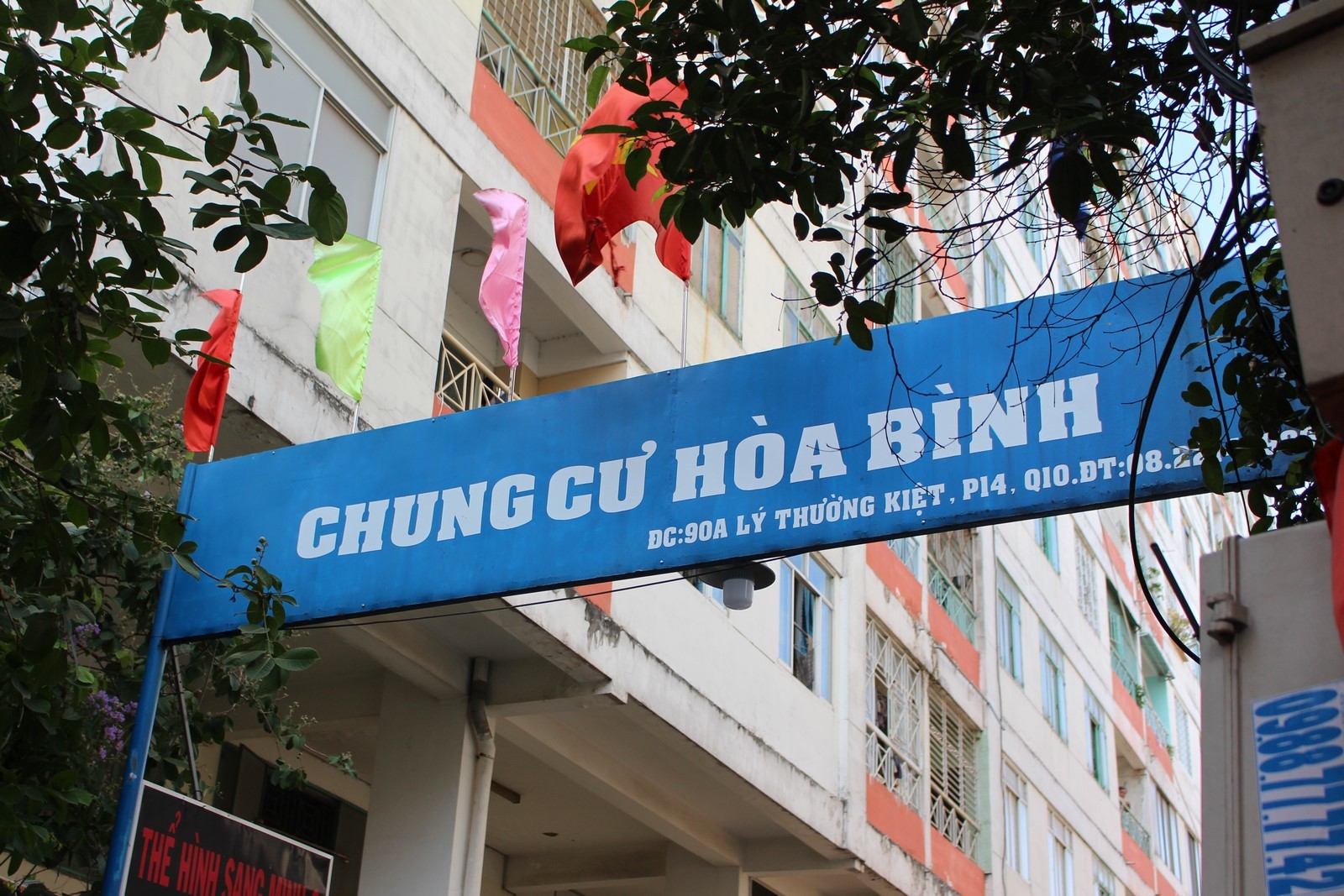 Chung cư Hoà Bình tại quận 10, TP.HCM đang bị phong toả.