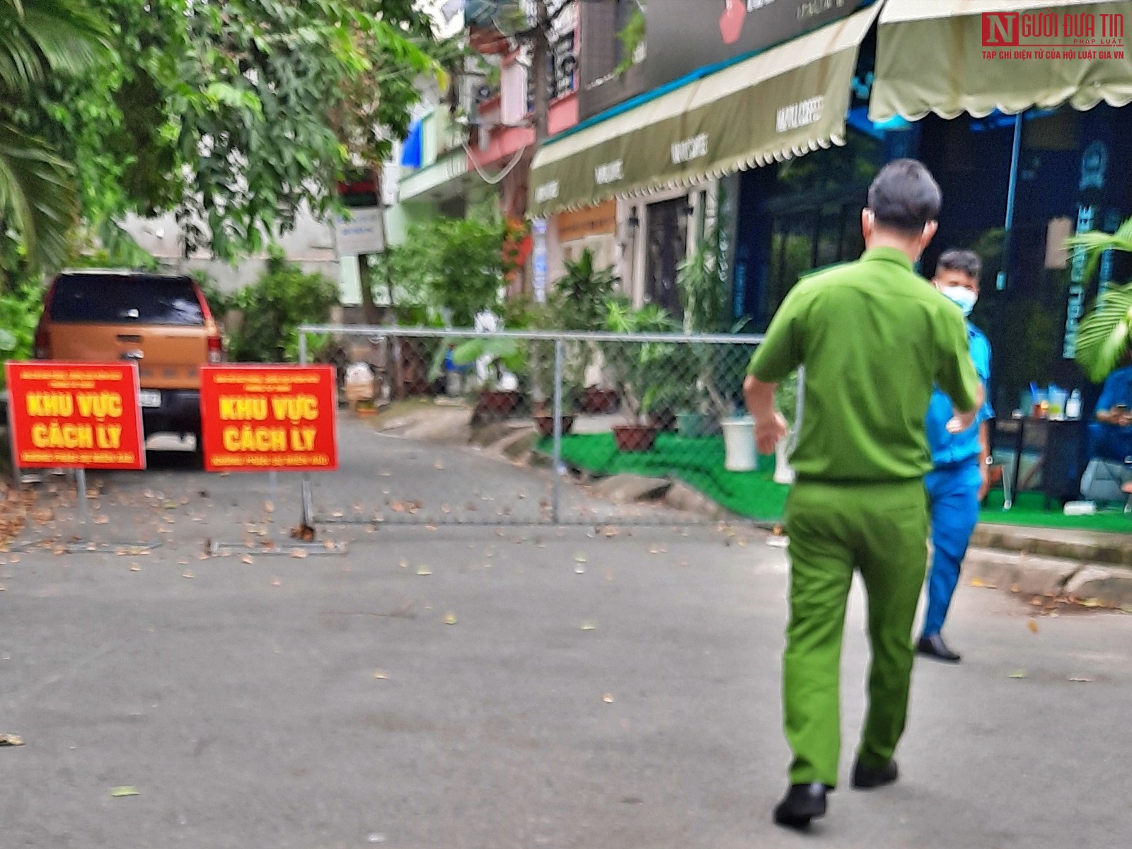 Tin nhanh - TP.HCM tiếp tục cách ly một khu dân cư tại quận Tân Phú vì có ca nghi nhiễm Covid-19 (Hình 2).