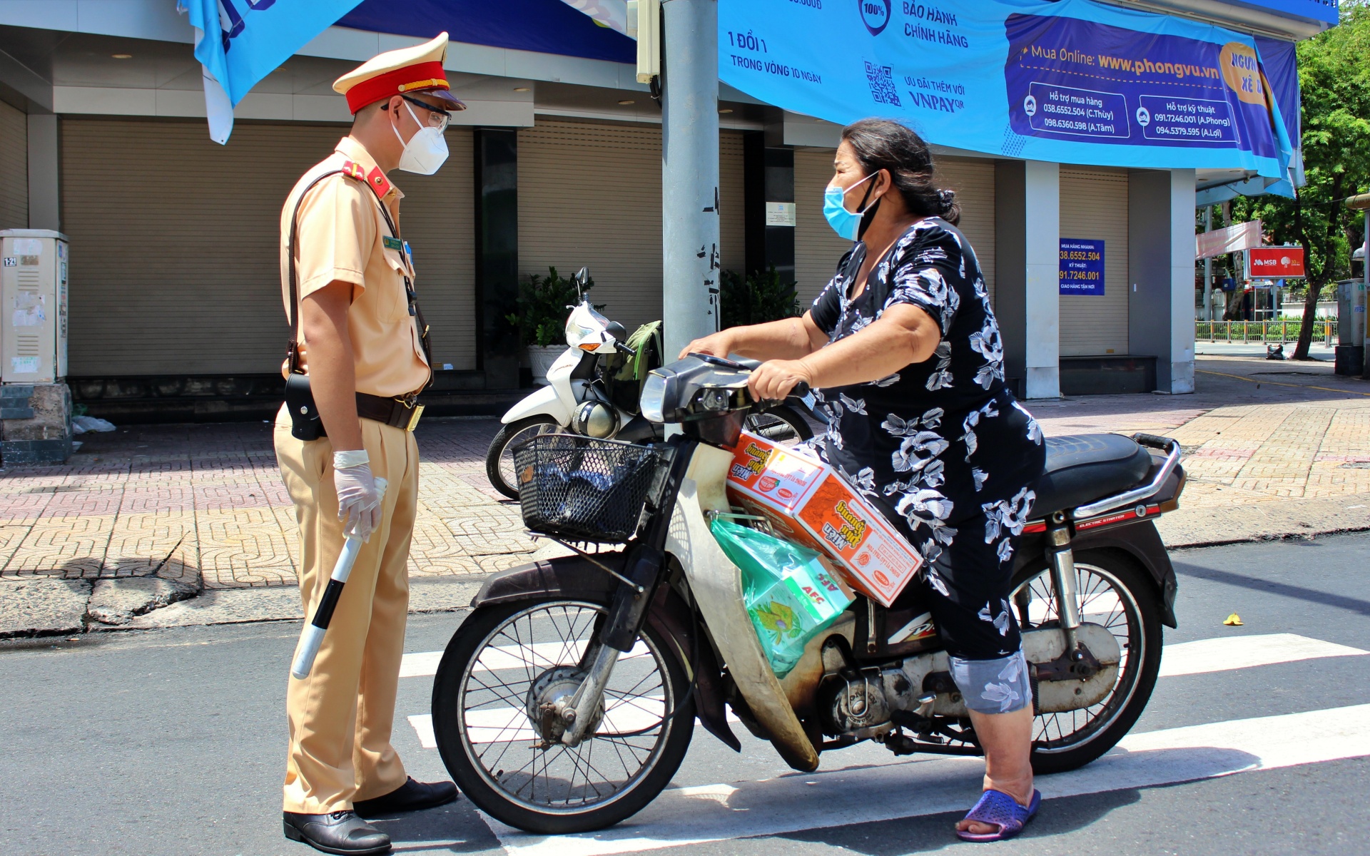 Dân sinh - Gác chốt phòng Covid-19, Công an TP.HCM nhận “tấm lòng vàng” từ người dân (Hình 7).