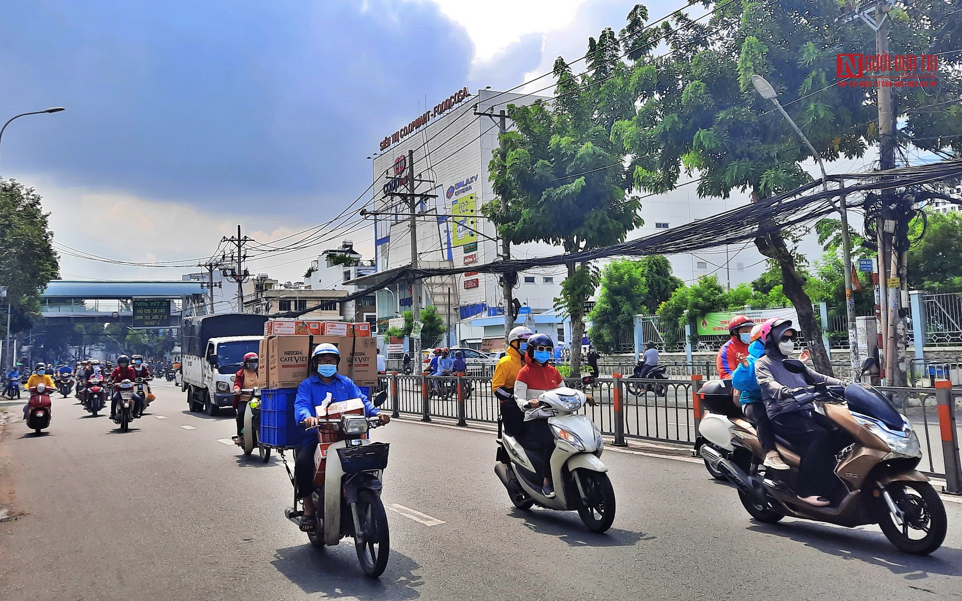 Dân sinh - Tp.HCM: Ngày đầu nới lỏng, người dân xếp hàng cắt tóc, tập gym (Hình 2).