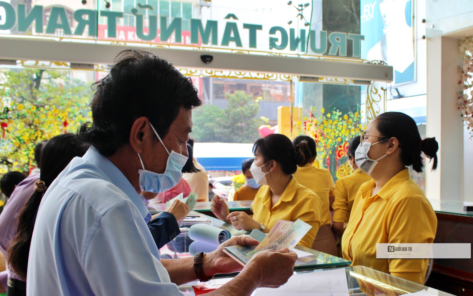 Tiêu dùng & Dư luận - Tp.HCM: Người dân đổ xô mua vàng ngày Thần tài, giá vàng SJC tăng vọt (Hình 11).