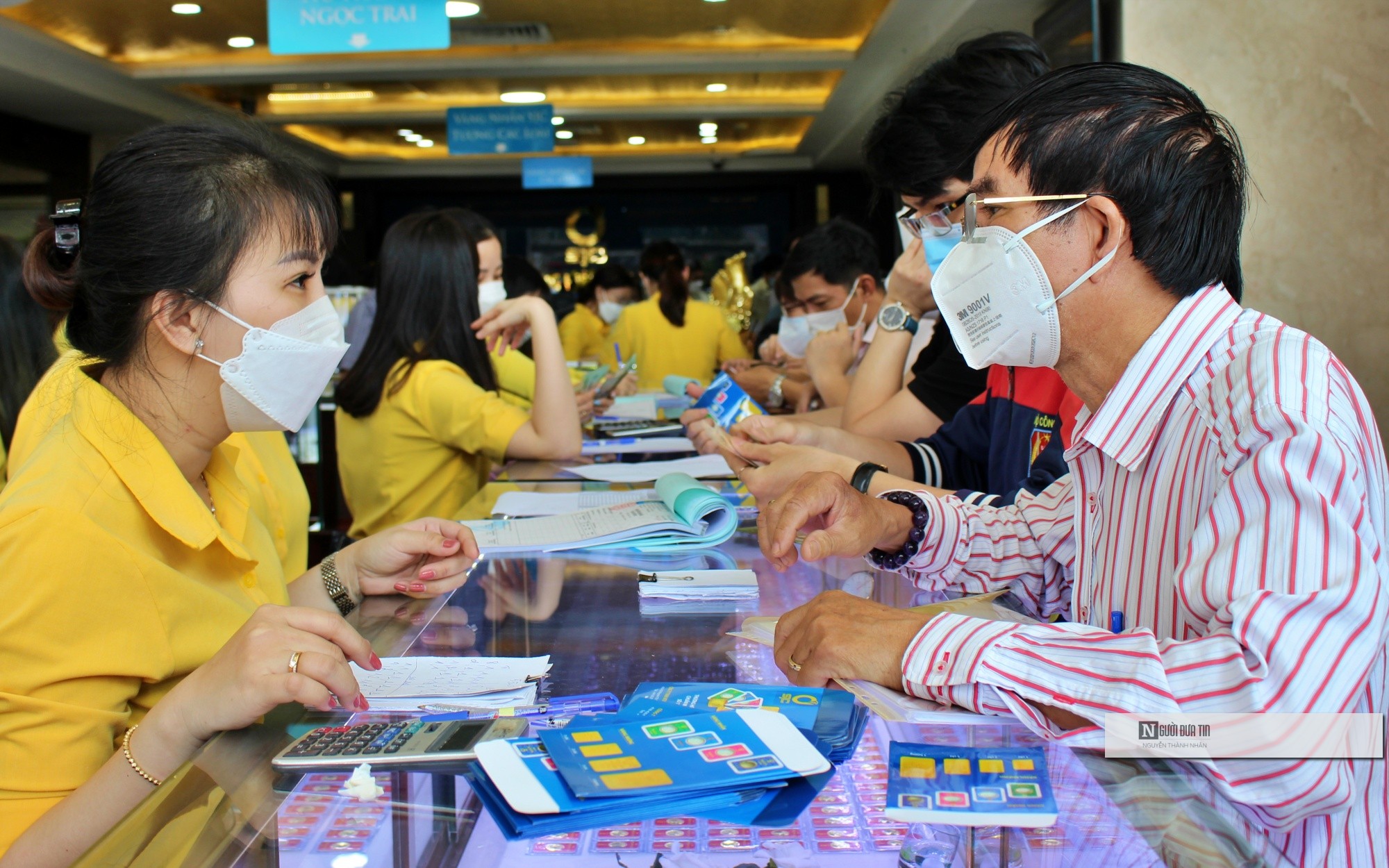 Tiêu dùng & Dư luận - Tp.HCM: Người dân đổ xô mua vàng ngày Thần tài, giá vàng SJC tăng vọt (Hình 5).