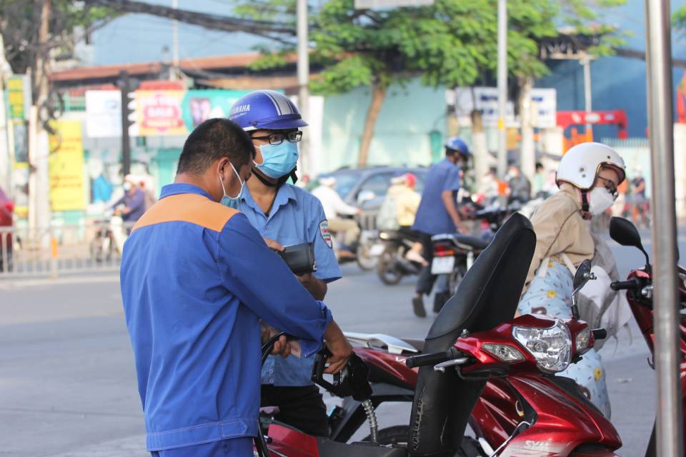 Tiêu dùng & Dư luận - Tp.HCM: Giá xăng tăng liên tục, doanh nghiệp 'căng mình' bình ổn giá (Hình 2).