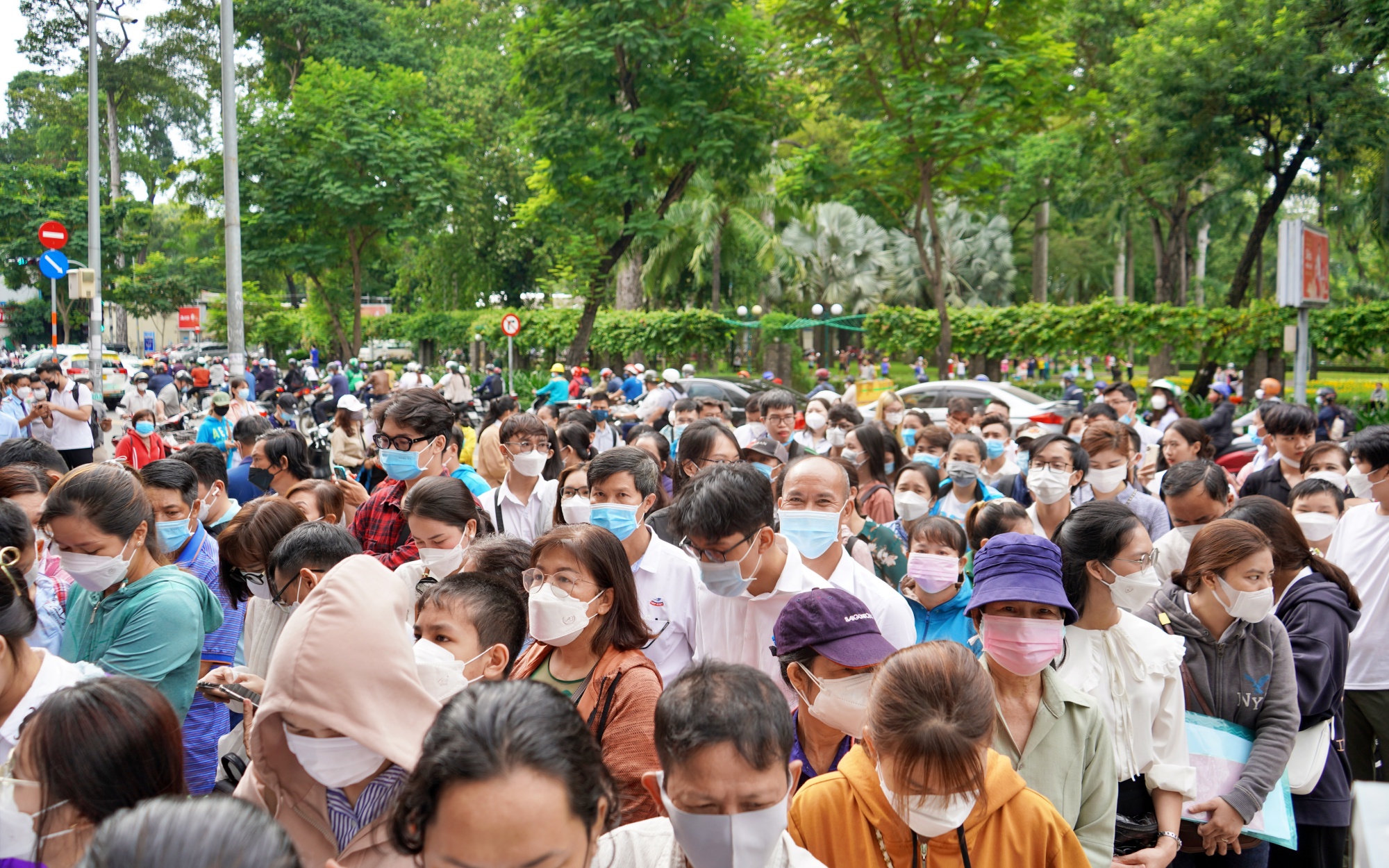 Sự kiện - Tp.HCM: Quá tải cấp hộ chiếu mẫu mới, người đăng ký tăng đột biến (Hình 6).