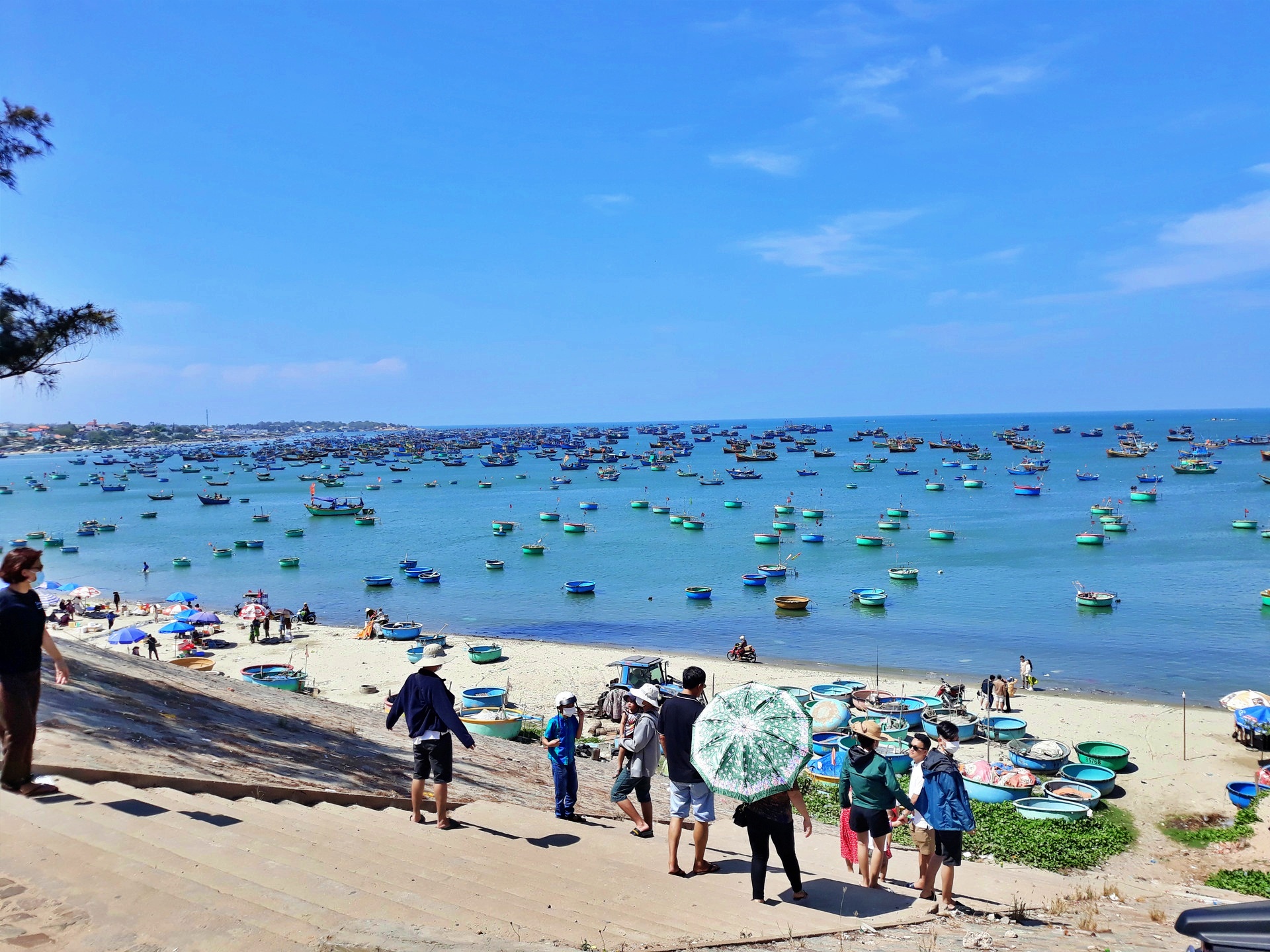 Tiêu dùng & Dư luận - Du lịch chờ giao thông mở đường: Nơi đông khách, chỗ lúng túng