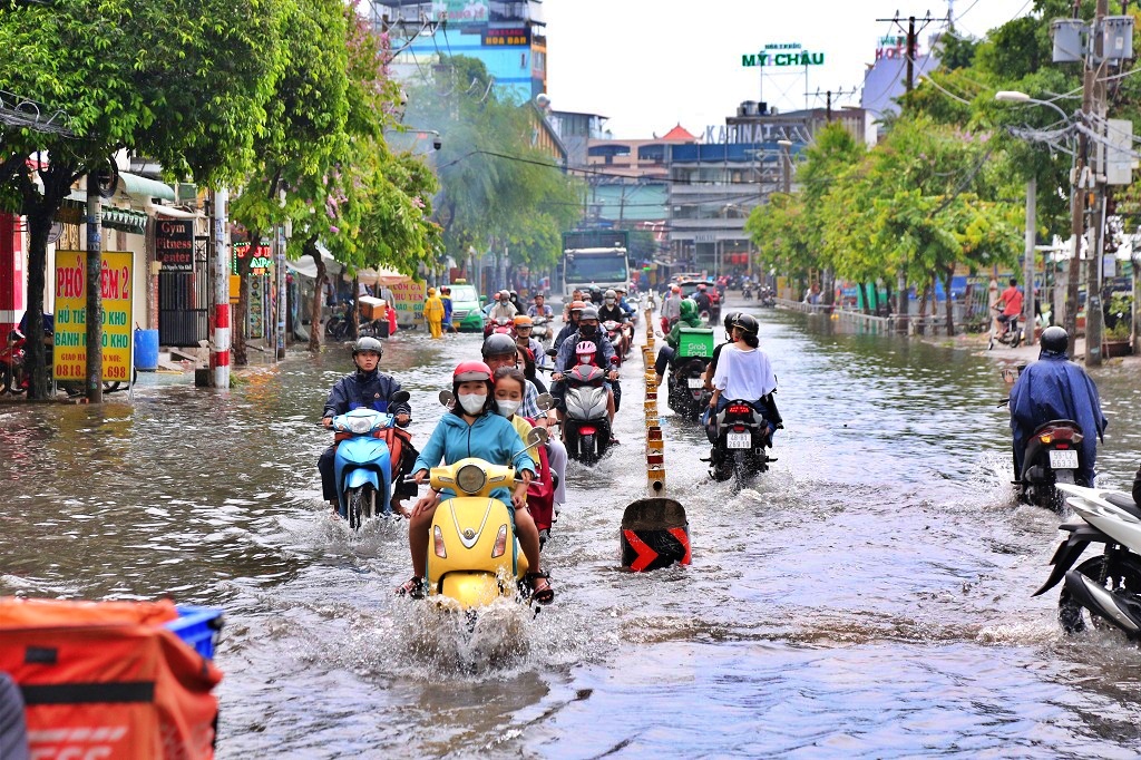 Dân sinh - 'Đến hẹn lại lên', Tp.HCM sống chung với ngập nước sau mưa lớn