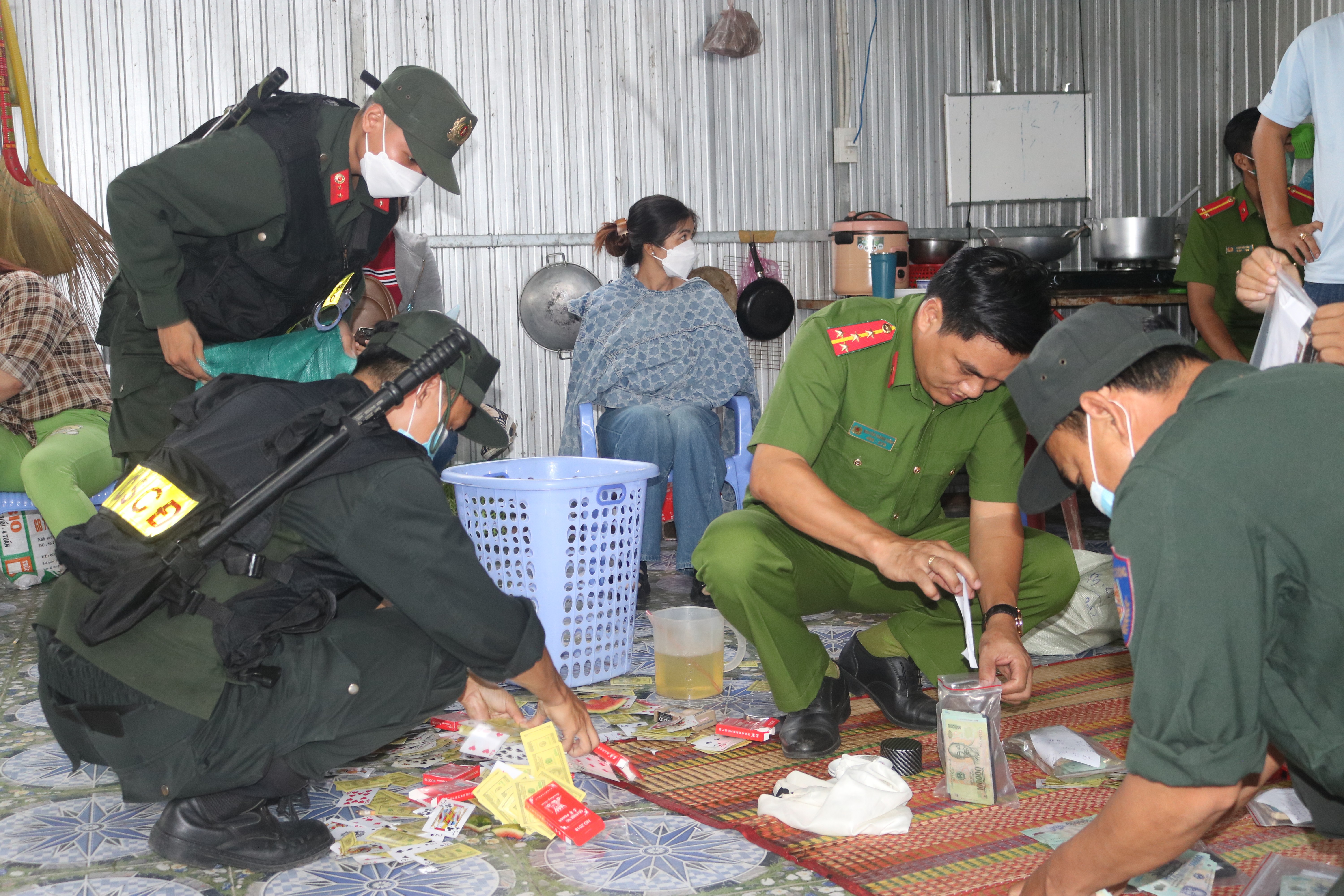 An ninh - Hình sự - Kiên Giang: Bắt quả tang 6 đối tượng đánh bạc ăn tiền