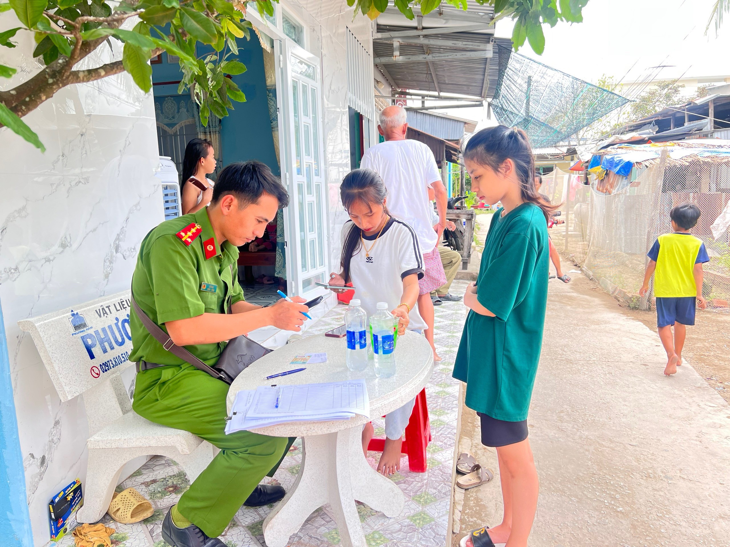 Dân sinh - Kiên Giang: Đoàn Thanh Niên Công An tỉnh 'vượt nắng, thắng mưa’ phủ xanh định danh điện tử trên toàn tỉnh (Hình 11).