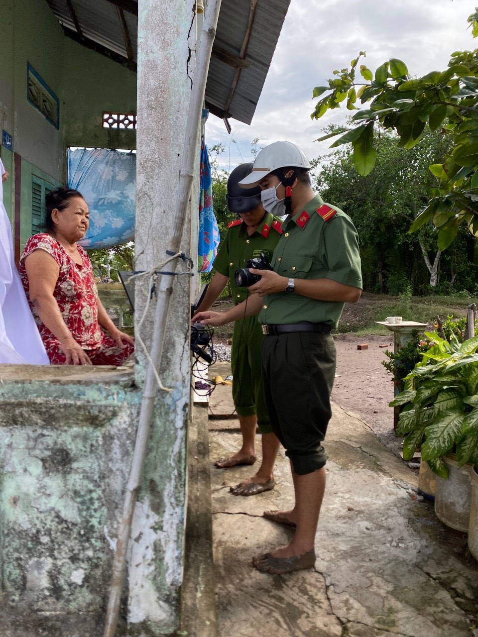 Dân sinh - Kiên Giang: Đoàn Thanh Niên Công An tỉnh 'vượt nắng, thắng mưa’ phủ xanh định danh điện tử trên toàn tỉnh (Hình 4).