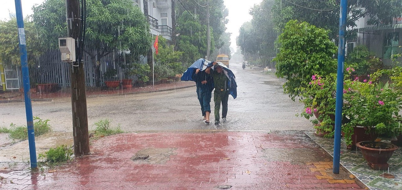 Dân sinh - Kiên Giang: Đoàn Thanh Niên Công An tỉnh 'vượt nắng, thắng mưa’ phủ xanh định danh điện tử trên toàn tỉnh (Hình 7).