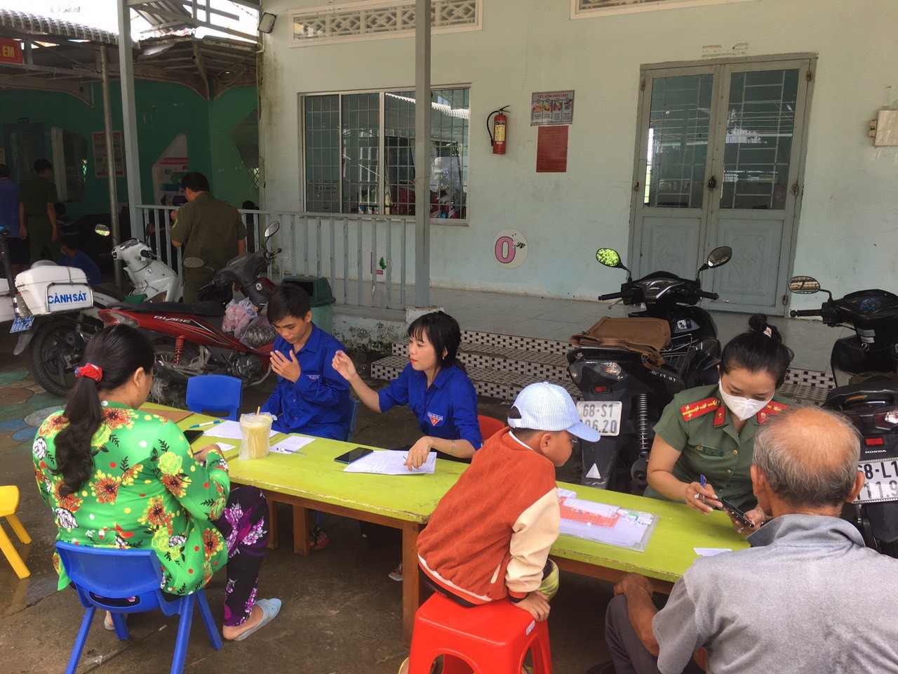 Dân sinh - Kiên Giang: Đoàn Thanh Niên Công An tỉnh 'vượt nắng, thắng mưa’ phủ xanh định danh điện tử trên toàn tỉnh (Hình 10).