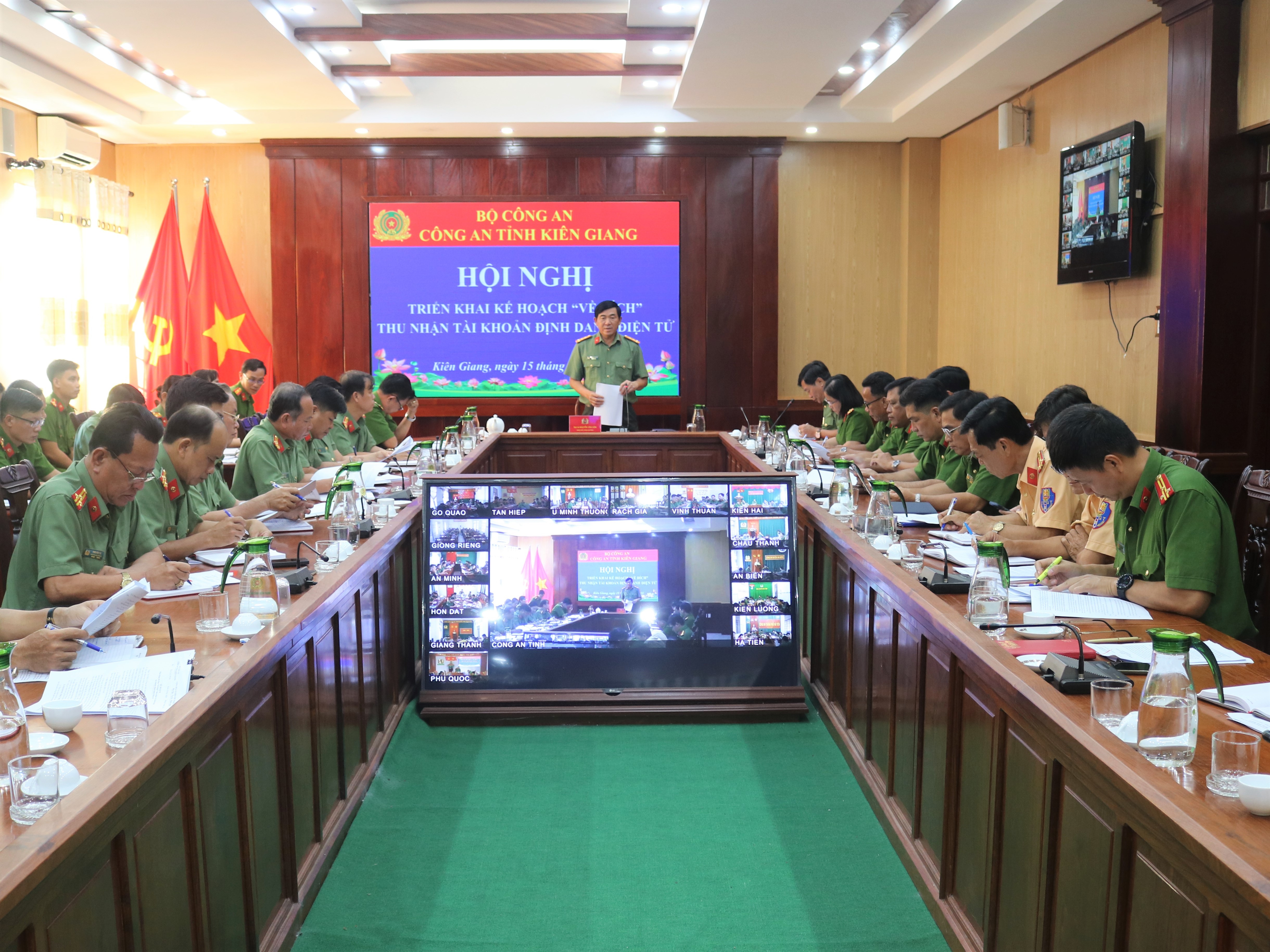 Dân sinh - Kiên Giang: Đoàn Thanh Niên Công An tỉnh 'vượt nắng, thắng mưa’ phủ xanh định danh điện tử trên toàn tỉnh