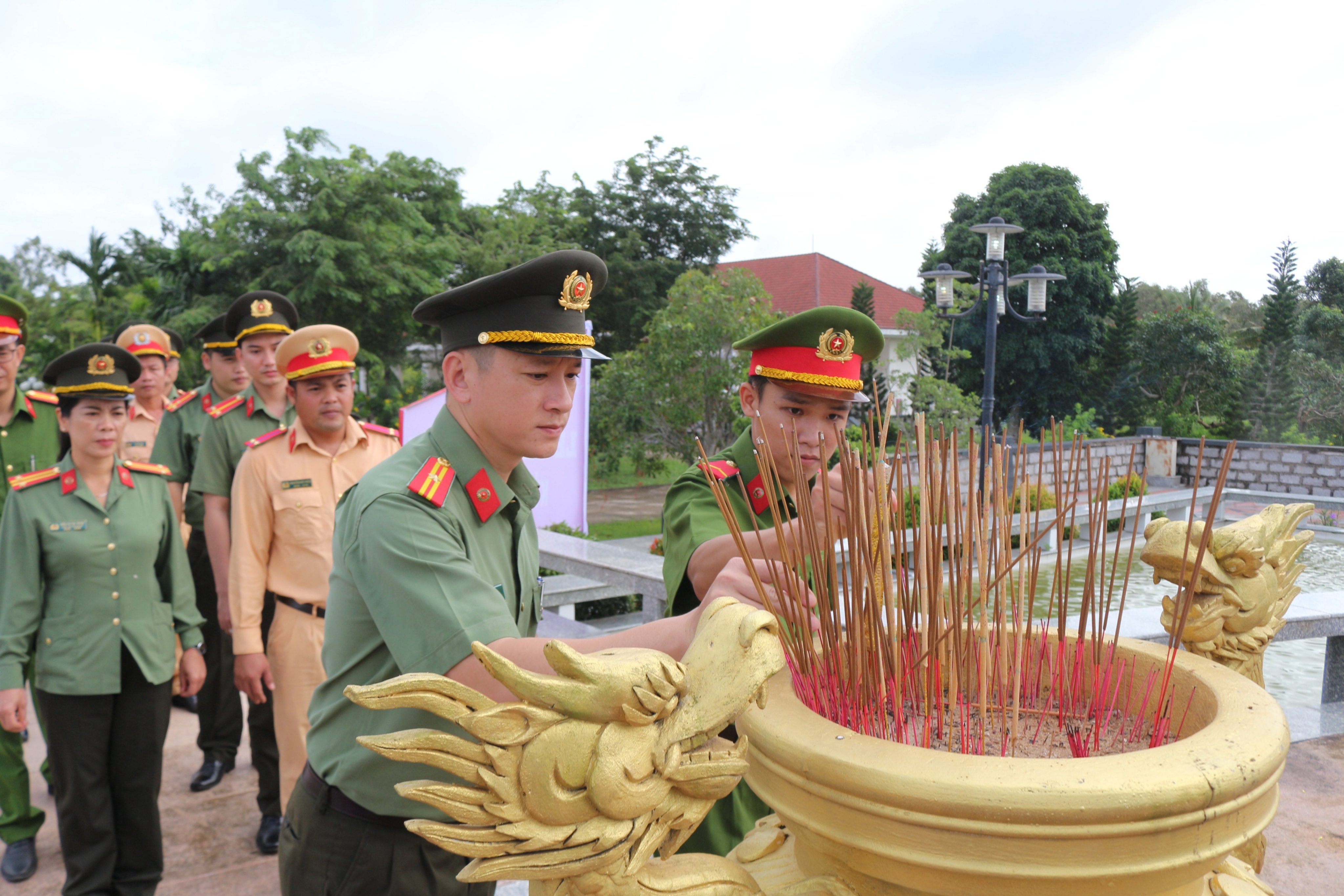 Sự kiện - Công an tỉnh Kiên Giang dâng hương tri ân các anh hùng liệt sĩ (Hình 4).